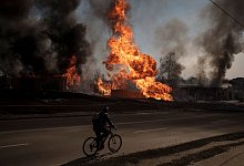 Feuer und dichter Rauch nach einem russischen Angriff in Charkiw. - Felipe Dana/AP/dpa