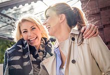 Zwei Frauen lachen miteinander - Christin Klose/dpa-tmn