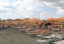 Viele Urlauber "reservieren" ihre Sonnenliege mit einem Handtuch. - Sabine Dobel/dpa