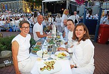 Dinner in White in Lage - Nicole Ellerbrake