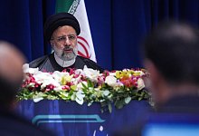 Irans Präsident Ebrahim Raisi auf einer Pressekonferenz im Rahmen seines Besuchs bei der UN-Generalversammlung in New York. - Bebeto Matthews/AP/dpa