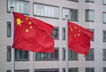 China-Flaggen - Marijan Murat/dpa