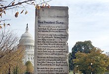 Mauerst&uuml;ck f&uuml;r Trump - Foto: --/Initiative Offene Gesellschaft/dpa