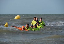 Gruppe beim Meerwasserwandern in D&uuml;nkirchen - Andreas Drouve/dpa-tmn