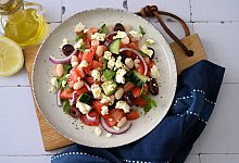 Griechischer Salat mit weißen Bohnen - Julia Uehren/loeffelgenuss.de/dpa-tmn