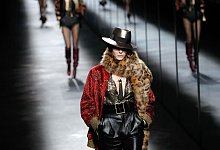 Saint Laurent bei der Paris Fashion Week - Foto: Christophe Ena/AP/dpa