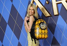 Claudia Schiffer mit Katze bei Filmpremiere - Scott A Garfitt/Invision/AP