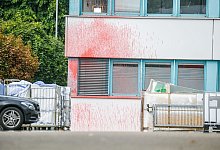 Anschlag mit Farbbeutel und Rauchbomben - Jason Tschepljakow/dpa