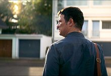 Nachdem jemand eine tote Ratte an seinem Gartentor angebracht hat, schaut sich Xhafer (Misel Maticevic) v&ouml;llig perplex um. - Komplizen Film/WDR/Arte/dpa