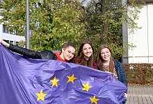 Freundinnen: Josephine Parrington (Frankreich), Alexia Konstantinidis (Leopoldsh&ouml;he) und Julia Christin B&ouml;hm (Oerlinghausen, von links) pflegen den Kontakt &uuml;ber Landesgrenzen hinweg. Sie haben sich durch Reisen des Partnerschaftsvereins kennengelernt. Foto: Thomas Dohna - Thomas Dohna