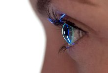 Das Auge einer Patientin beim Augenarzt - Marijan Murat/dpa/dpa-tmn