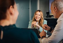 Eine Frau in einem Arbeitsgespr&auml;ch - Zacharie Scheurer/dpa-tmn