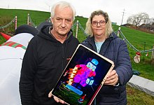 von-dem-schneemann-bleibt-christian-und-manuela-heimann-nur-noch-ein-foto-und-die-leere-palette-auf-der-er-seinen-platz-hatte-rechts-im-bild - 1 - Nicole Ellerbrake