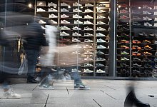 Shopping auf der Frankfurter Einkaufsstraße Zeil - Etienne Dötsch/dpa