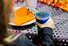 Kind trinkt ein Slush-Eis bei einem Kindergeburtstag - Christoph Soeder/dpa/dpa-tmn