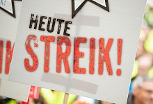 Ein Schild mit der Aufschrift "Heute Streik!" - Christophe Gateau/dpa/dpa-tmn