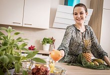 Eine Frau r&auml;umt ihre Eink&auml;ufe aus - Christin Klose/dpa-tmn