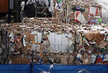 Entsorger sind derzeit froh, wenn sie das Papier loswerden, das sich bei ihnen stapelt. - picture alliance