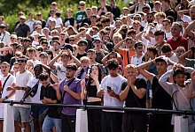 Junge Fans des Team Delay Sports Berlin verfolgen das Spiel. - Fabian Sommer/dpa