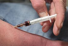 Drogenkonsument - Foto: Boris Roessler/dpa