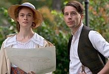 Neue Visionen für das «Das weiße Haus am Rhein»: Der Juniorchef Emil Dreesen (Jonathan Berlin, r) möchte mit seiner Schwester Ulla (Pauline Rénevier) auf Kultur und Unterhaltung setzen. - Krzysztof Wiktor/ARD Degeto/SWR/WDR/Zeitsprung Film/dpa