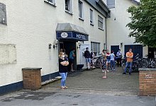 Angespannte Stimmung in einem zur Arbeiterunterkunft umfunktionierten Hotel. - Martin Krause