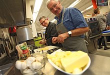 Michaela Kampe und Claus-Dieter Meinert bei der Zubereitung der Schweinebäckchen - Vera Gerstendorf-Welle