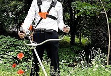 Mit Motorsense - FOTO: RALF BITTNER