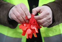 Ein Mann hält Trillerpfeifen in den Händen - picture alliance / dpa