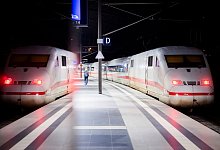 ICE fährt durch den Berliner Hauptbahnhof - Christoph Soeder/dpa/dpa-tmn