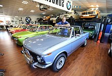 Auch einen blauen 02er hat Michael Cahsel in seiner Ausstellung stehen - das ist aber nicht das Schlüpferblau seines ersten BMW. - Nicole Sielermann