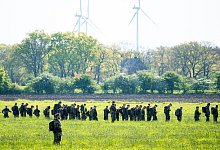 Menschenkette - Daniel Bockwoldt/dpa