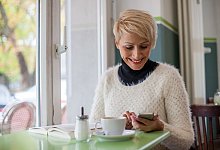 Frau schaut auf ein Smartphone - Christin Klose/dpa-tmn