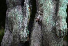 Körpermitte zweier nackter Statuen - Julian Stratenschulte/dpa