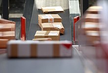 Pakete sind in einer Zustellbasis zu sehen - Rainer Jensen/dpa-tmn