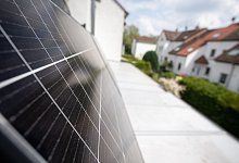 Mini-Panel an einem Haus - Sebastian Gollnow/dpa