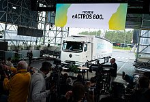 Daimler Truck stellt batterieelektrischen Fernverkehrs-Lkw vor - Jonas Walzberg/dpa