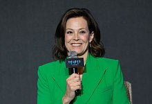 Sigourney Weaver und Tom Hiddleston am Londoner Theater - Ahn Young-Joon/AP/dpa