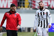 SCP-Coach Steffen Baumgart (l.) und Pauli-Spieler Marvin Knoll sind am 2. M&auml;rz 2019 bester Laune. Am Ende hatte allerdings nur Knoll Grund zur Freude, denn sein Team gewann mit 1:0. - picture alliance