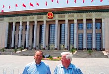 Zwei, die sich und China mögen: Bernd Middeke (links) und Ernst-August Potthast nutzen die Liebe zum Reich der Mitte nicht nur privat, sondern auch geschäftlich. Hier stehen sie vor dem Parlamentsgebäude in Peking. - Foto: privat