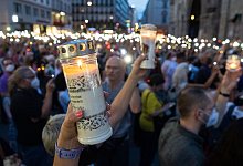 In Wien nahmen am Montag viele Menschen an der Gedenkveranstaltung der Initiative #YesWeCare in Gedenken an die Ärztin Lisa-Maria Kellermayr teil. - Georg Hochmuth/APA/dpa