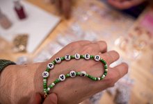 Armbänder mit dem Schriftzug «Kanzler Era» - Michael Kappeler/dpa