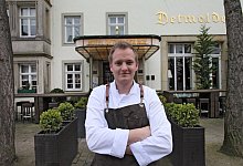 Vor seiner Wirkungsstätte: Jan Diekjobst (25) ist der neue Pächter des Detmolder Hofs. Mit seinem jungen Team möchte er neue Akzente in dem Traditionshaus setzen. - Vera Gerstendorf-Welle