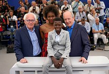 Regisseur Jean-Pierre Dardenne (l-r), Mbundu Joely, Pablo Schils und Regisseur Luc Dardenne stellten ihren Film &laquo;Tori and Lokita&raquo; in Cannes vor. - Daniel Cole/AP/dpa