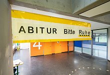 Start der Abiturpr&uuml;fungen 2023 an den allgemeinbildenden Schulen - Silas Stein/dpa