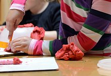 Knete im Test - Foto: Caroline Seidel/dpa-tmn