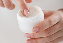 &Ouml;ko-Test Deocremes Aluminium Schwitzen - Foto: Christin Klose/dpa-tmn