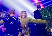 Moderatorin Katja Burkard steht als Brokkoli verkleidet auf der Bühne. - Rolf Vennenbernd/dpa