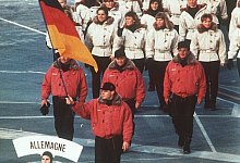 Fahnenträger - Foto: Rolf Haid/dpa