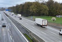 Lastwagen auf der Autobahn - Christian Flohr/dpa/dpa